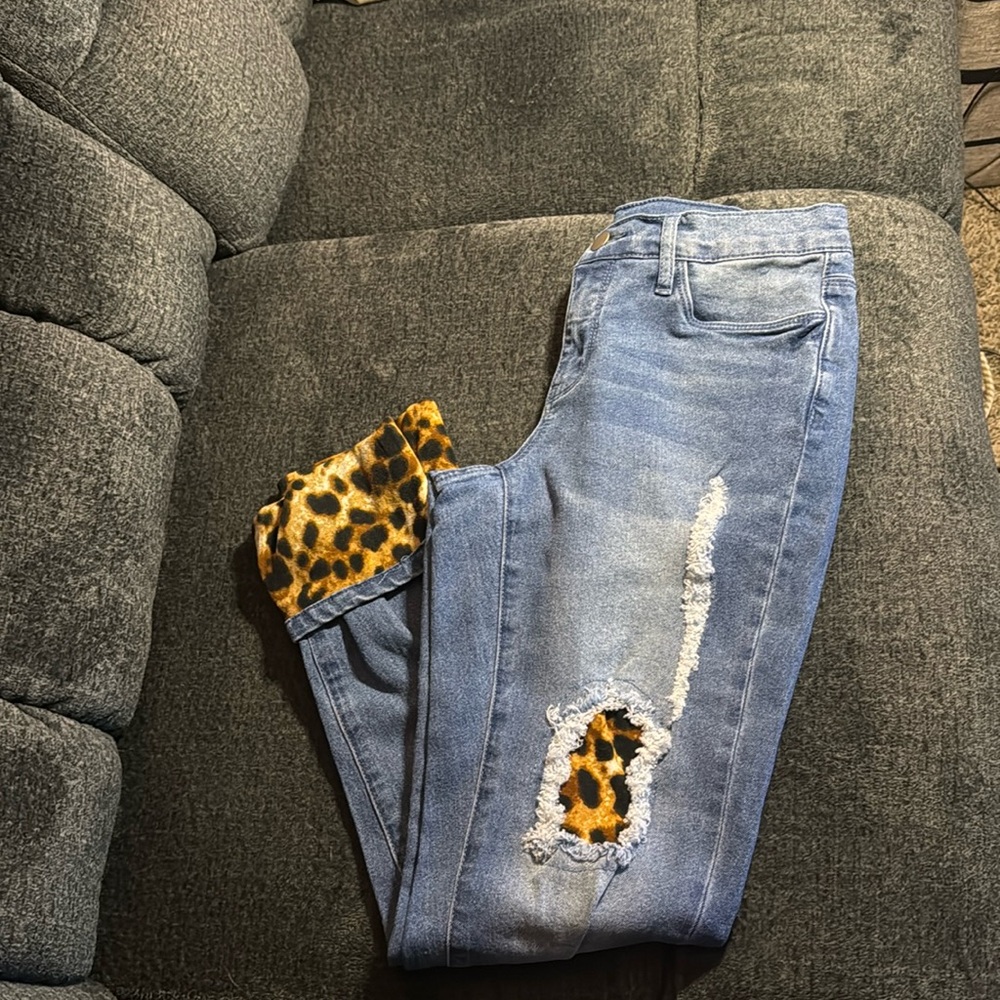 “SALE”!!Venus Leopard Cuffed Jeans Size 2 NWT